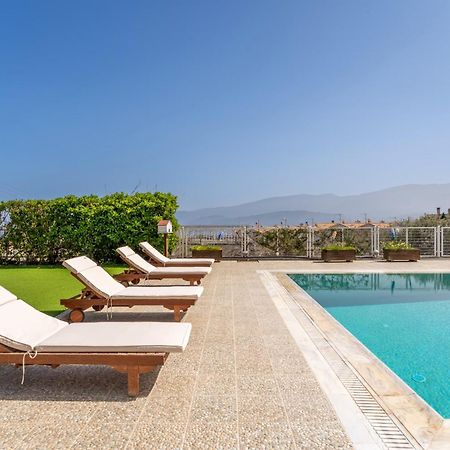 Villa The House Of Gratitude - Poolside Retreat à Loutra Elenis Extérieur photo