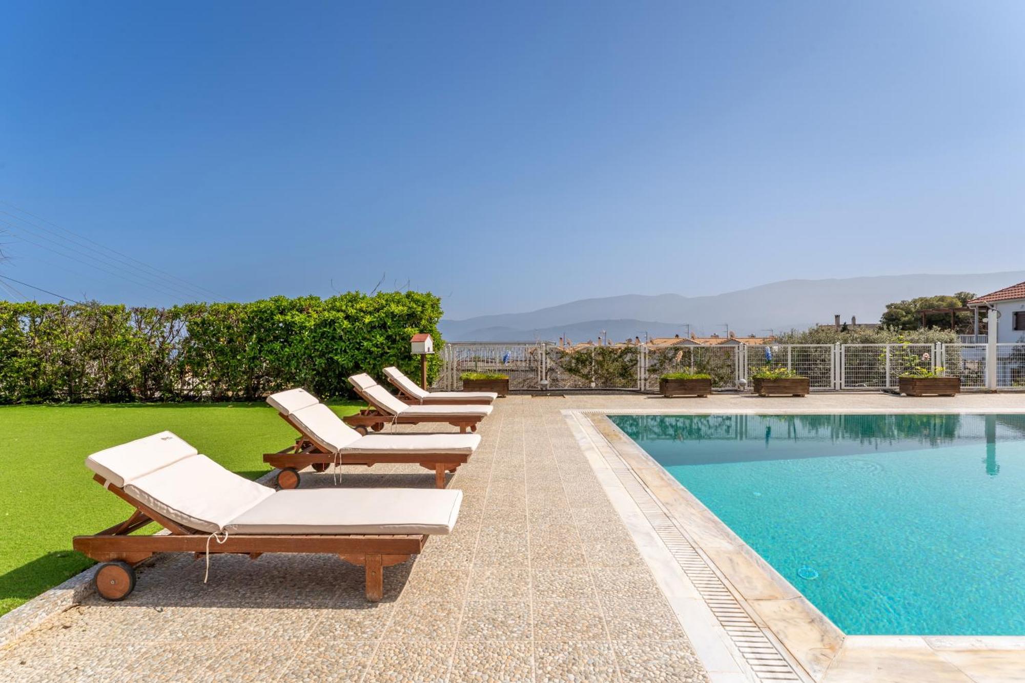 Villa The House Of Gratitude - Poolside Retreat à Loutra Elenis Extérieur photo
