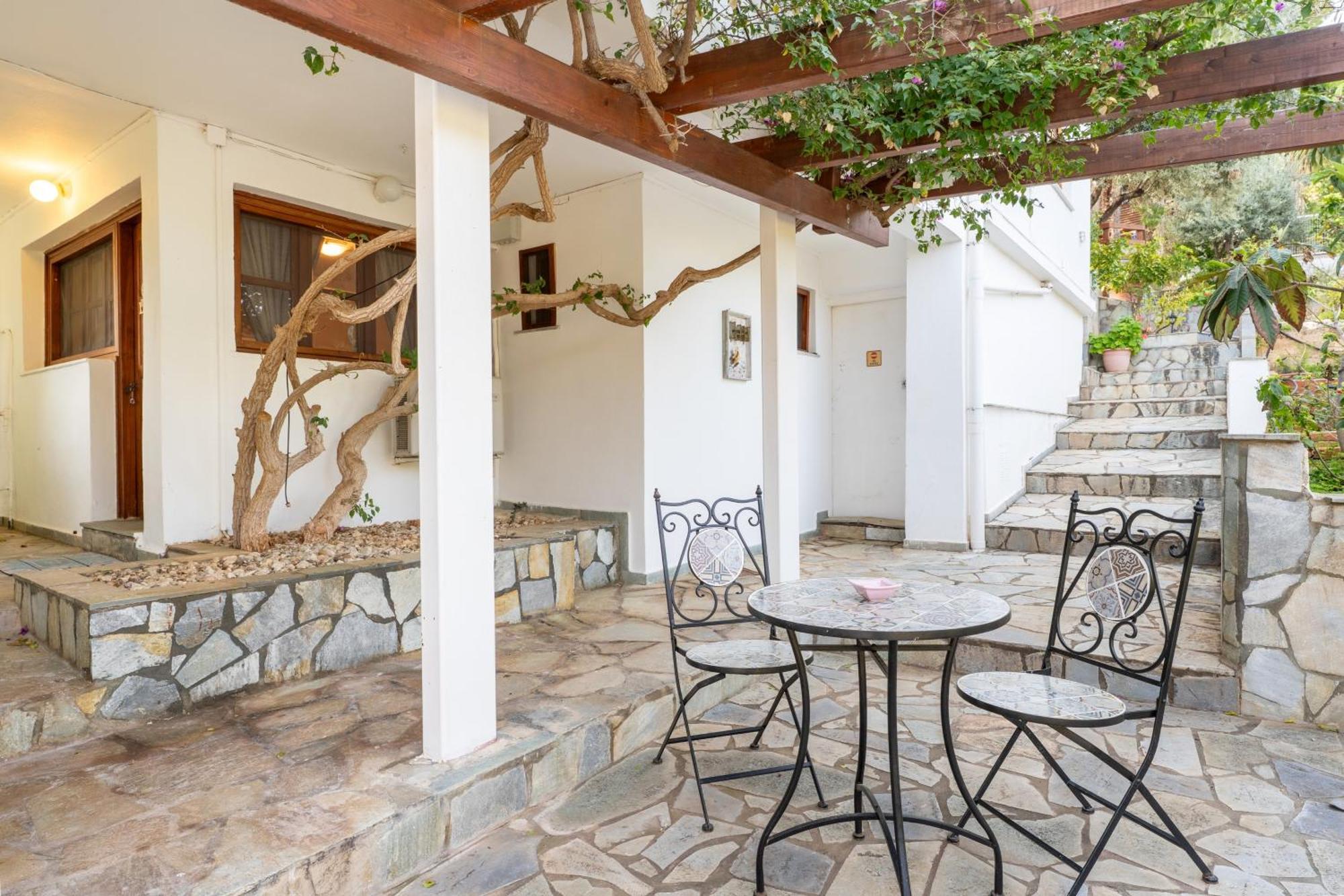 Villa The House Of Gratitude - Poolside Retreat à Loutra Elenis Extérieur photo